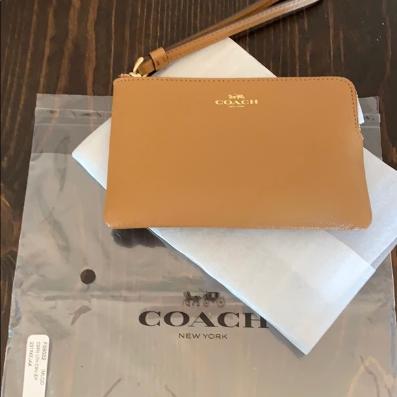 COACH!! NWT! Gorgeous Carmel wristlet!!! - Picture 4 of 8